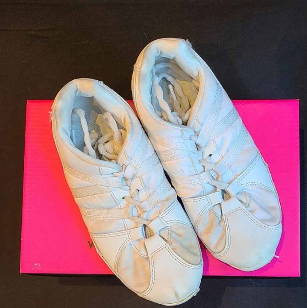 Youth cheer shoes